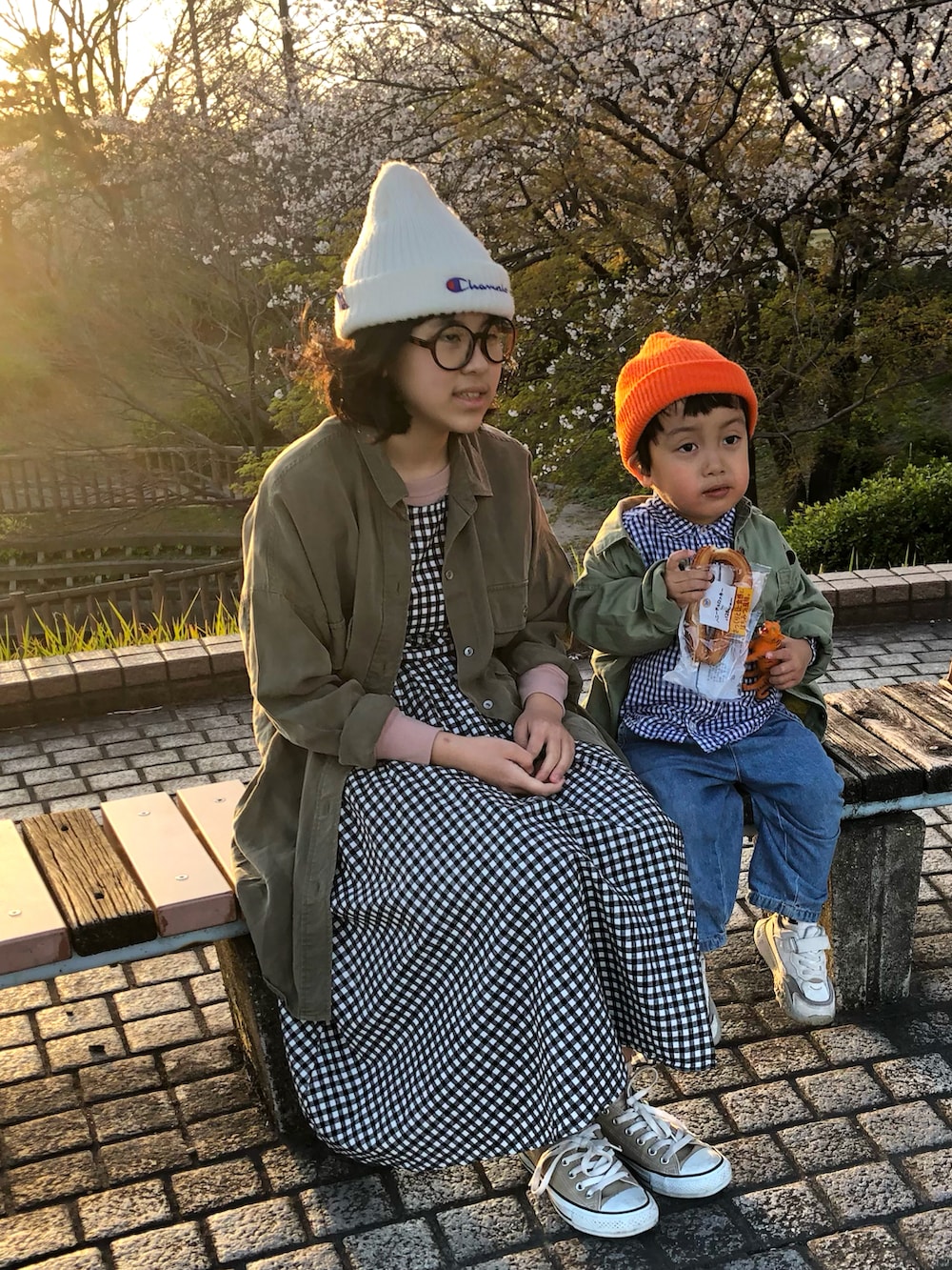 「チェック、ギンガムチェック、お花見、デニム、コンバース、ワンピース、春コーデ、メガネ女子、レイヤードスタイル、リンクコーデ、デニムパンツ、古着MIX」｜「CONVERSEのCanvas All Star Colors Ox 32860669（スニーカー、ベージュ系）」を使った、りちゅ♡♡さん（キッズ・149cm）の春コーディネートの2枚目の写真