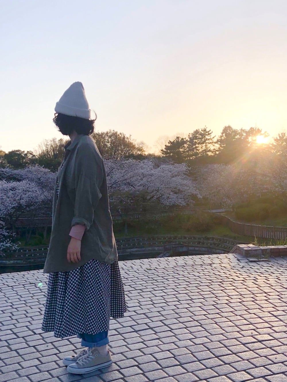 「チェック、ギンガムチェック、お花見、デニム、コンバース、ワンピース、春コーデ、メガネ女子、レイヤードスタイル、リンクコーデ、デニムパンツ、古着MIX」｜「CONVERSEのCanvas All Star Colors Ox 32860669（スニーカー、ベージュ系）」を使った、りちゅ♡♡さん（キッズ・149cm）の春コーディネートの4枚目の写真