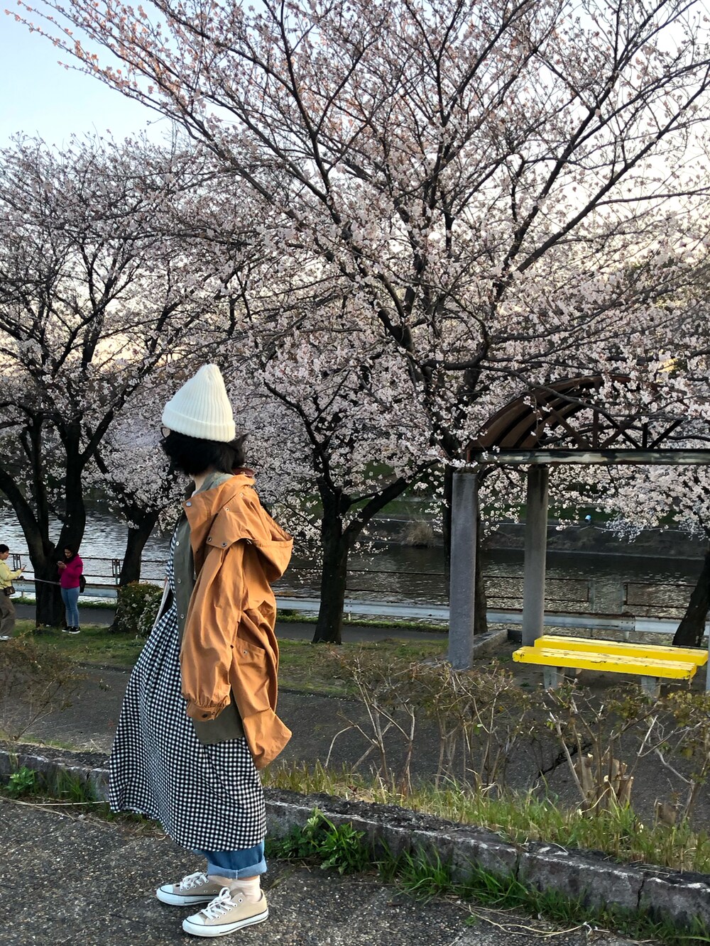 「チェック、ギンガムチェック、お花見、デニム、コンバース、ワンピース、春コーデ、メガネ女子、レイヤードスタイル、リンクコーデ、デニムパンツ、古着MIX」｜「CONVERSEのCanvas All Star Colors Ox 32860669（スニーカー、ベージュ系）」を使った、りちゅ♡♡さん（キッズ・149cm）の春コーディネートの3枚目の写真