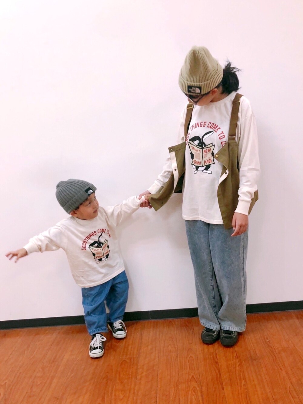 ベージュ系のベスト、ホワイト系のTシャツ/カットソー、ブルー系のデニムパンツを着用したキッズの秋コーディネートの2枚目の写真