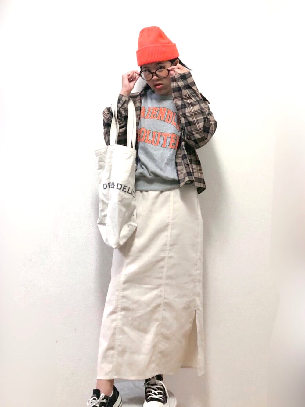 「チェックシャツ、チェック、チェッカーず2023、秋服、古着MIX、ロゴスウェット、オレンジ、ニット帽」｜「chocol raffine robeのアイテム（スカート、ベージュ系）」を使った、りちゅ♡♡さん（キッズ・148cm）の秋コーディネートの2枚目の写真