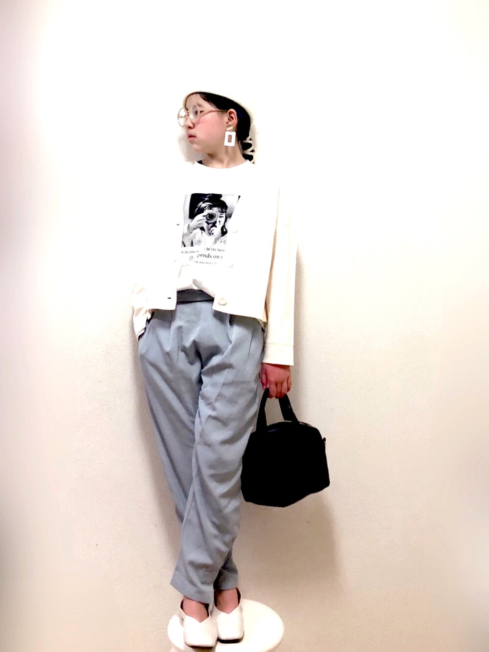 ホワイト系のTシャツ/カットソー、ブルー系のその他パンツ、ホワイト系のパンプスを着用したキッズの春コーディネートの2枚目の写真