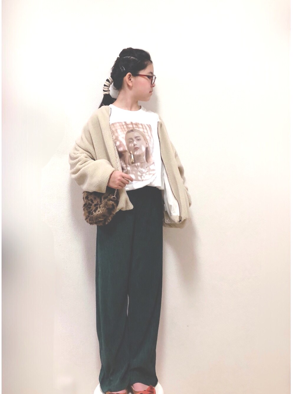 その他のショルダーバッグ、グリーン系のその他パンツ、ホワイト系のブルゾンを着用したキッズの冬コーディネートの2枚目の写真