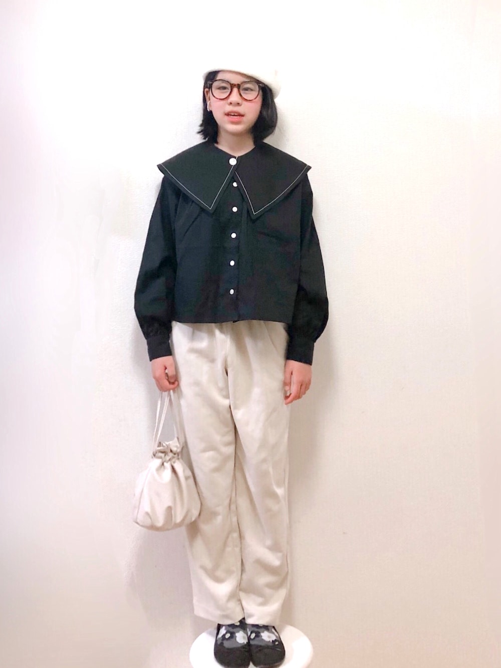 「モノトーンコーデ、ビッグカラー、シャツスタイル、ベレー帽、めがね、ショルダーバッグ、ブラウス、UNIQLO、ワイドパンツ、バレーシューズ、モノトーン、小学生」｜「LOWRYS FARMのビッグカラー２ＷＡＹブラウス　162221（シャツ/ブラウス、ブラック系）」を使った、りちゅ♡♡さん（キッズ・145cm）の秋コーディネートの2枚目の写真