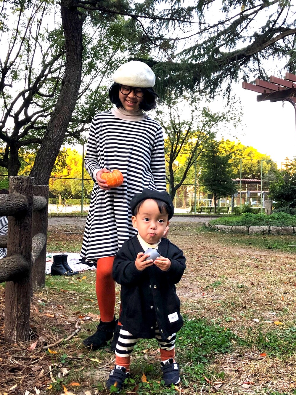 「WEARハロウィン2022、モノトーン、ボーダー、リンクコーデ、ハロウィン、オレンジ、minnetonka、ベレー帽、ワンピース」｜「antiquaのボーダーフレアワンピース（ワンピース、ブラック系）」を使った、りちゅ♡♡さん（キッズ・145cm）の秋コーディネートの3枚目の写真