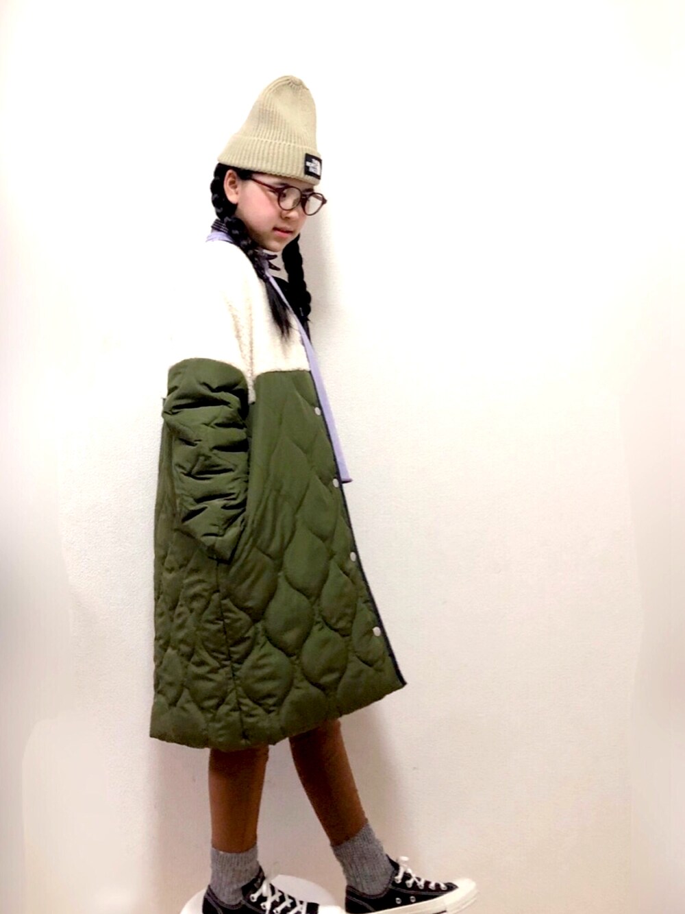 「チェックシャツ、ニット帽、めがね、レイヤードスタイル、スニーカーコーデ、THE NORTH FACE、キルティングジャケット、冬のコーデ、チェッカーず2021、カラーパンツ」|「THE NORTH FACEのザ・ノース・フェイス ロゴニットキャップ / カプッチョリッド(ニットキャップ/ビーニー、ベージュ系)」を使った、りちゅ♡♡さん(キッズ・139cm)の秋コーディネートの3枚目の写真