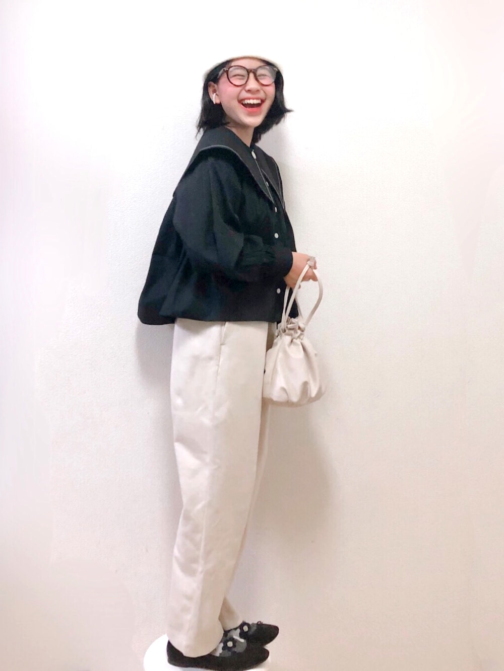 「モノトーンコーデ、ビッグカラー、シャツスタイル、ベレー帽、めがね、ショルダーバッグ、ブラウス、UNIQLO、ワイドパンツ、バレーシューズ、モノトーン、小学生」｜「LOWRYS FARMのビッグカラー２ＷＡＹブラウス　162221（シャツ/ブラウス、ブラック系）」を使った、りちゅ♡♡さん（キッズ・145cm）の秋コーディネートの3枚目の写真