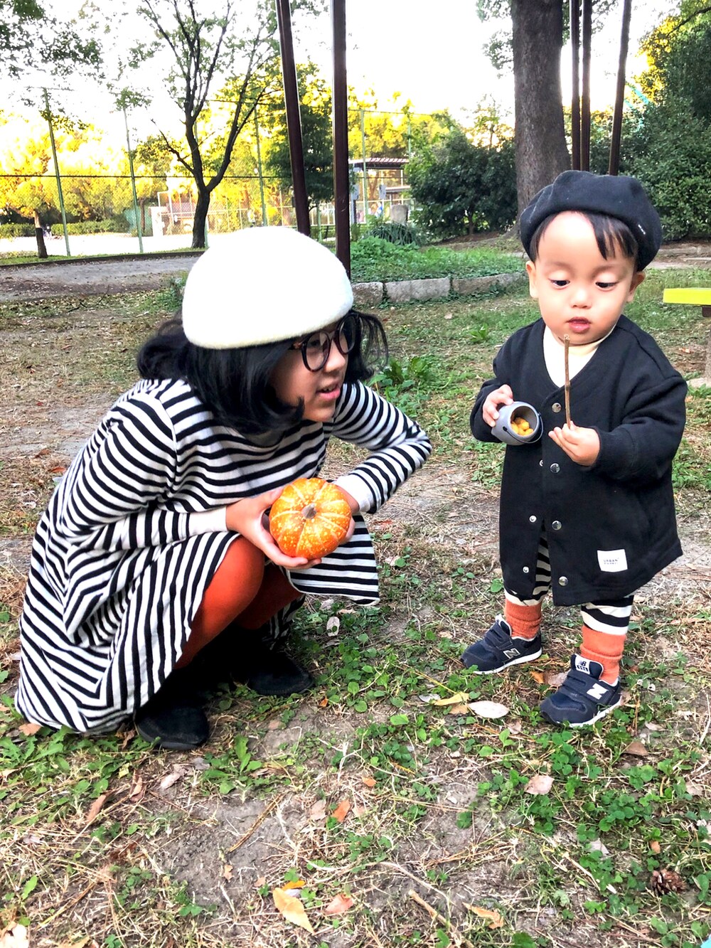 「WEARハロウィン2022、モノトーン、ボーダー、リンクコーデ、ハロウィン、オレンジ、minnetonka、ベレー帽、ワンピース」｜「antiquaのボーダーフレアワンピース（ワンピース、ブラック系）」を使った、りちゅ♡♡さん（キッズ・145cm）の秋コーディネートの2枚目の写真
