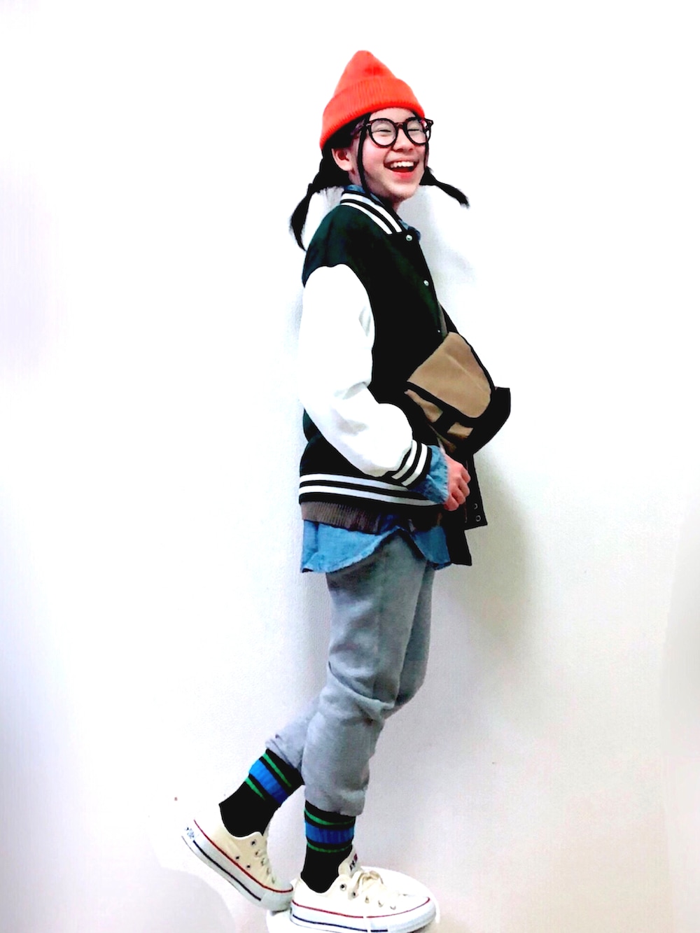 グレー系のスウェットパンツ、グリーン系のスタジャン、ブルー系のシャツ/ブラウスを着用したキッズの冬コーディネートの2枚目の写真