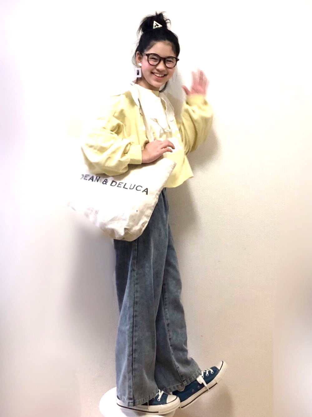 「春服デビュー宣言、春服みてみて、カジュアルコーデ、春コーデ、ロゴスウェット、レモンイエロー、ビッグカラー、トートバッグ、ワイドデニム、デニムパンツ、小学生、コンバース、淡色コーデ」｜「Birthdayのアイテム（デニムパンツ、ブルー系）」を使った、りちゅ♡♡さん（キッズ・145cm）の春コーディネートの2枚目の写真