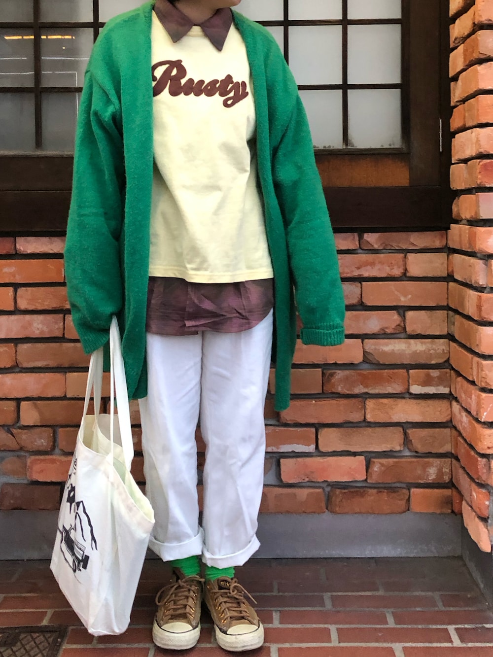 「冬コーデ、クリスマスに着たい服、クリスマスコーデ、カーディガン、リンクコーデ、コンバース、ニット帽、チェックシャツ、UNIQLO、チェック、レイヤードスタイル、ホワイトパンツ、ロゴT、中学生」｜「3coinsのリブニットビーニー（ニットキャップ/ビーニー、グリーン系）」を使った、りちゅ♡♡さん（キッズ・150cm）の冬コーディネートの4枚目の写真