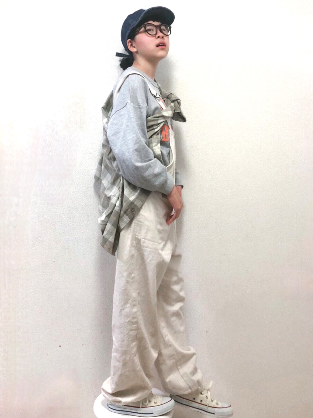 「レイヤードスタイル、キャップ、めがね、サロペット、シャツスタイル、ロゴスウェット、コンバース、白スニーカー」|「Life Support Productsのウラケヴィンテージプリントトレーナー(80~150cm)(スウェット、グレー系)」を使った、りちゅ♡♡さん(キッズ・145cm)の春コーディネートの2枚目の写真