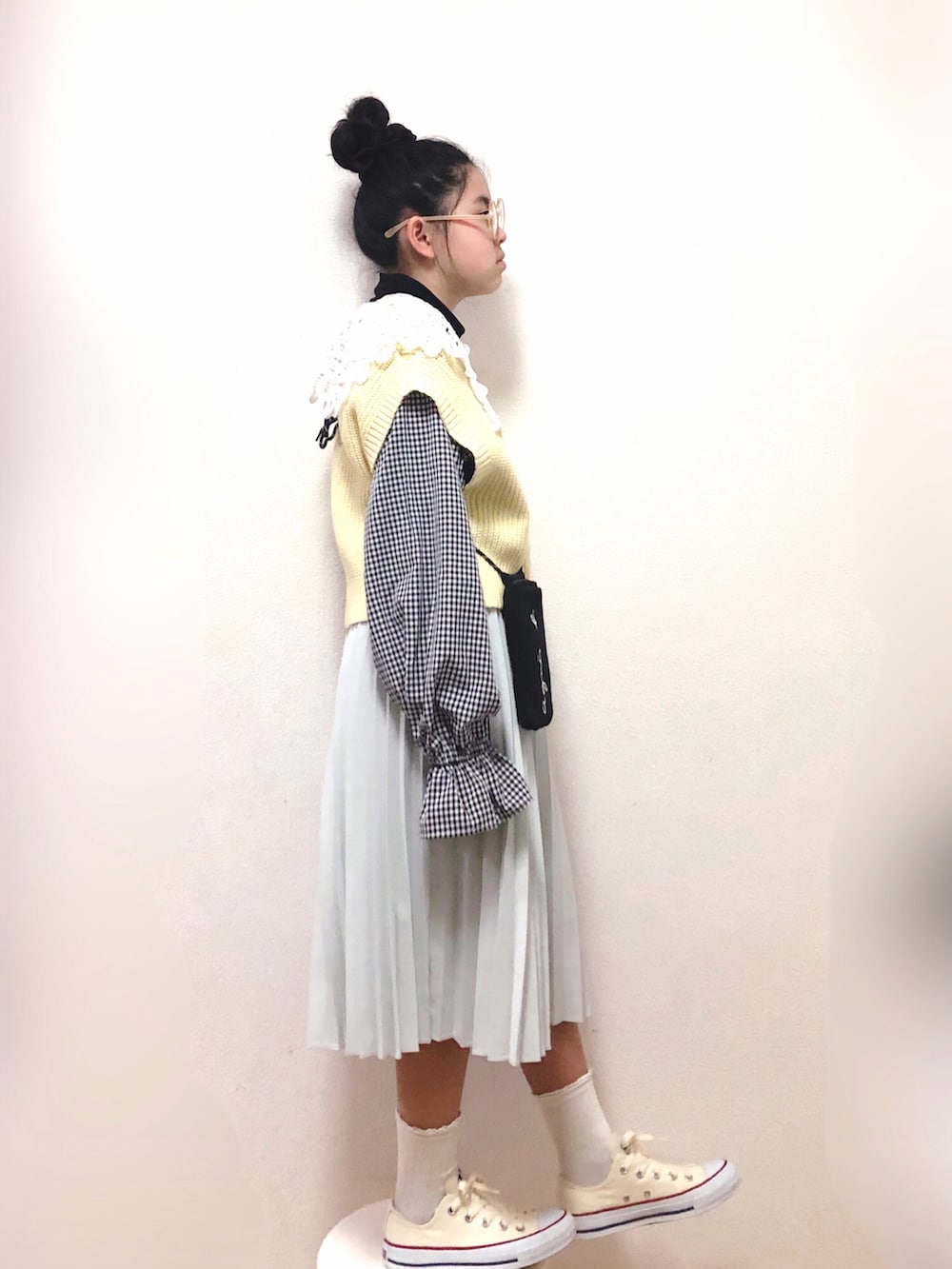 「スカート、ビッグカラー、淡色コーデ、白スニーカー、めがね、ギンガムチェック、ギンガムチェックシャツ、コンバース、GU、UNIQLO、しまむら、プチプラ、春服みてみて、春コーデ、春ニット」|「UNIQLOのアイテム(スカート、グリーン系)」を使った、りちゅ♡♡さん(キッズ・139cm)の冬コーディネートの3枚目の写真