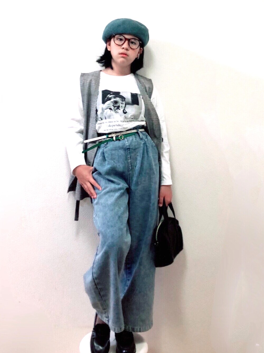 「秋服準備始めました、チェック、ベスト、イヤーカフ、デニムパンツ、ローファー、めがね、ベレー帽、ロンT、ハイウエスト、カジュアルコーデ、チェッカーず2022、プチプラ、デニム」|「BRANSHESの【プチプラ/ 綿100%】アソートTシャツ(Tシャツ/カットソー、ホワイト系)」を使った、りちゅ♡♡さん(キッズ・145cm)の秋コーディネートの3枚目の写真