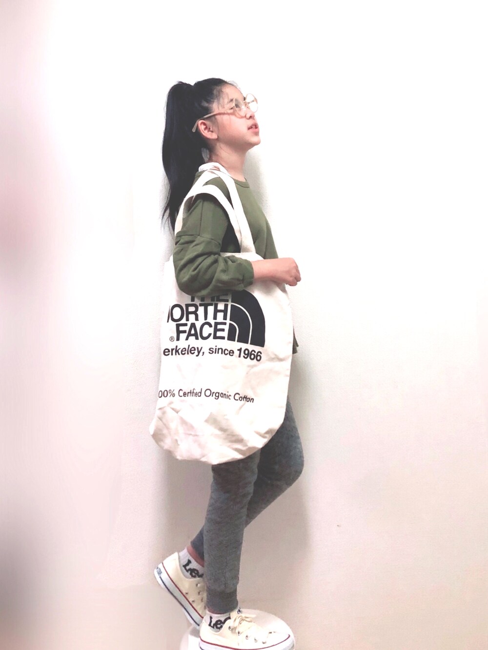 「スウェットパンツ、コンバース、ビッグシルエット、カジュアル、めがね、白スニーカー、THE NORTH FACE、シンプルカジュアル」｜「GLOBAL WORKの【キッズ】スゴラクあったか起毛パンツ/853981（スウェットパンツ、グレー系）」を使った、りちゅ♡♡さん（キッズ・139cm）の秋コーディネートの2枚目の写真