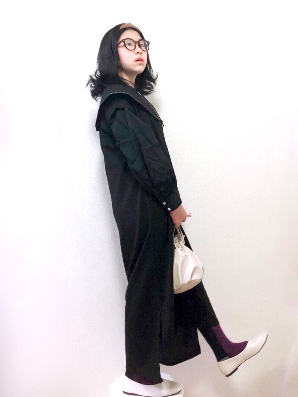「ブランシェス、ブラックコーデ、ジャンパースカート、ワンピース、小学生、ジュニア、カチューシャ、巾着バッグ、カラータイツ、LOWRYSFARM、ビッグカラー、私の推しブランド、ワントーンコーデ」|「BRANSHESのVネックロングJSK(ジャンパースカート、ブラック系)」を使った、りちゅ♡♡さん(キッズ・145cm)の冬コーディネートの2枚目の写真