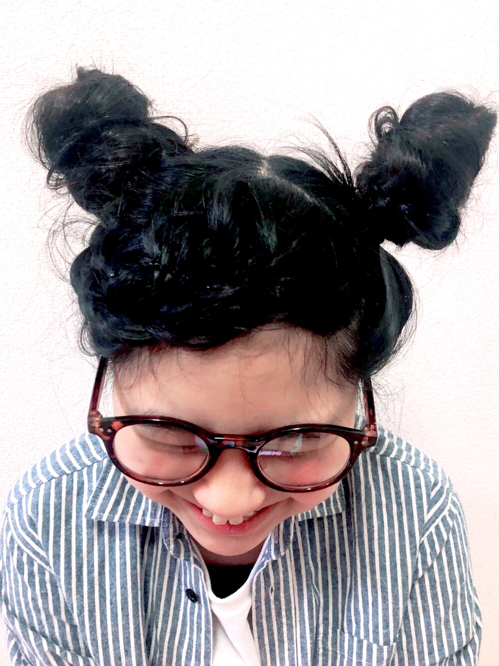 「ごきげんウィーク、ピンク、リネンパンツ、ストライプ、シャツスタイル、ロゴT、かごバッグ、めがね、タックイン、しましまフェス2022、プチプラ、古着MIX、ワイドパンツ、バレエシューズ、デニムシャツ」｜「GUのアイテム（パンプス、ホワイト系）」を使った、りちゅ♡♡さん（キッズ・142cm）の春コーディネートの2枚目の写真