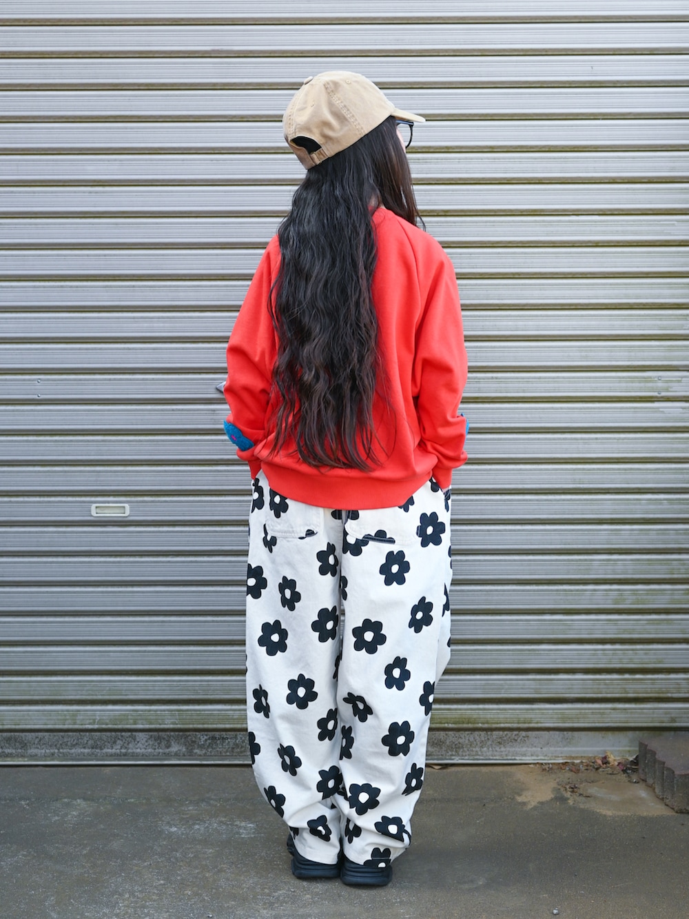 オレンジ系のスウェット、ホワイト系のその他パンツ、その他のメガネを着用したキッズの冬コーディネートの3枚目の写真