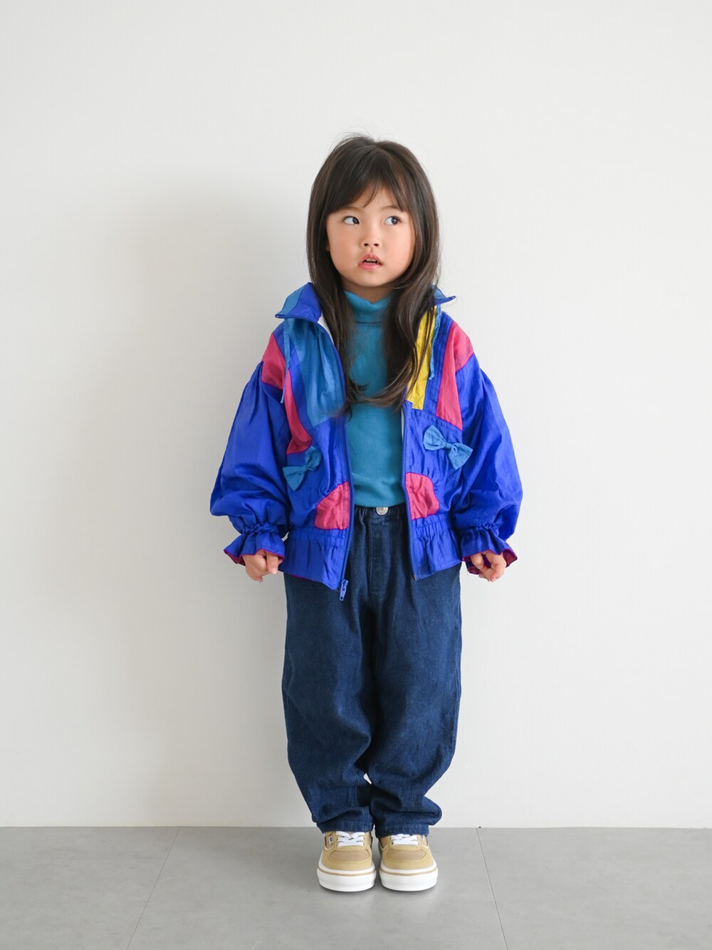 ブルー系のTシャツ/カットソー、ブルー系のデニムパンツ、ベージュ系のスニーカーを着用したキッズの冬コーディネートの2枚目の写真