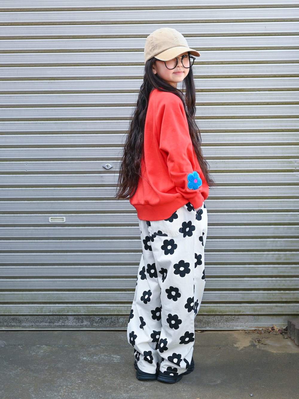 オレンジ系のスウェット、ホワイト系のその他パンツ、その他のメガネを着用したキッズの冬コーディネートの2枚目の写真