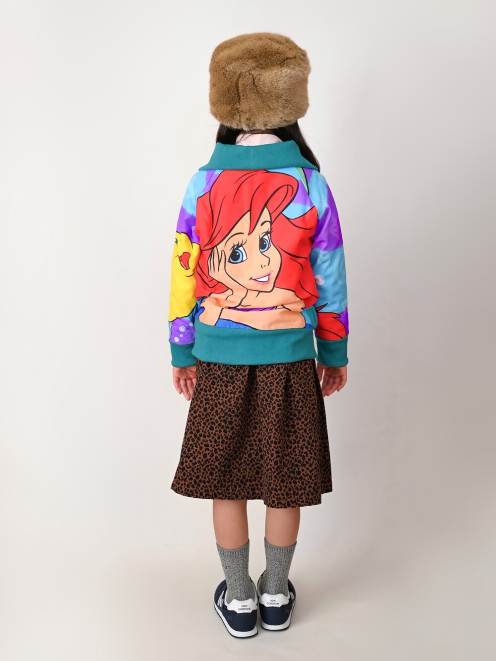 その他のジャケット/アウター、その他のスカート、ブルー系のスニーカーを着用したキッズの冬コーディネートの2枚目の写真