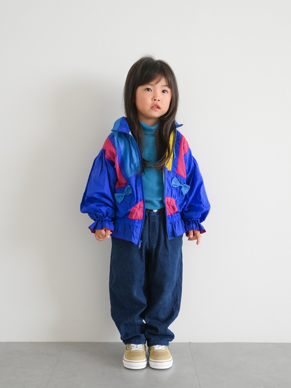 ブルー系のTシャツ/カットソー、ブルー系のデニムパンツ、ベージュ系のスニーカーを着用したキッズの冬コーディネートの3枚目の写真