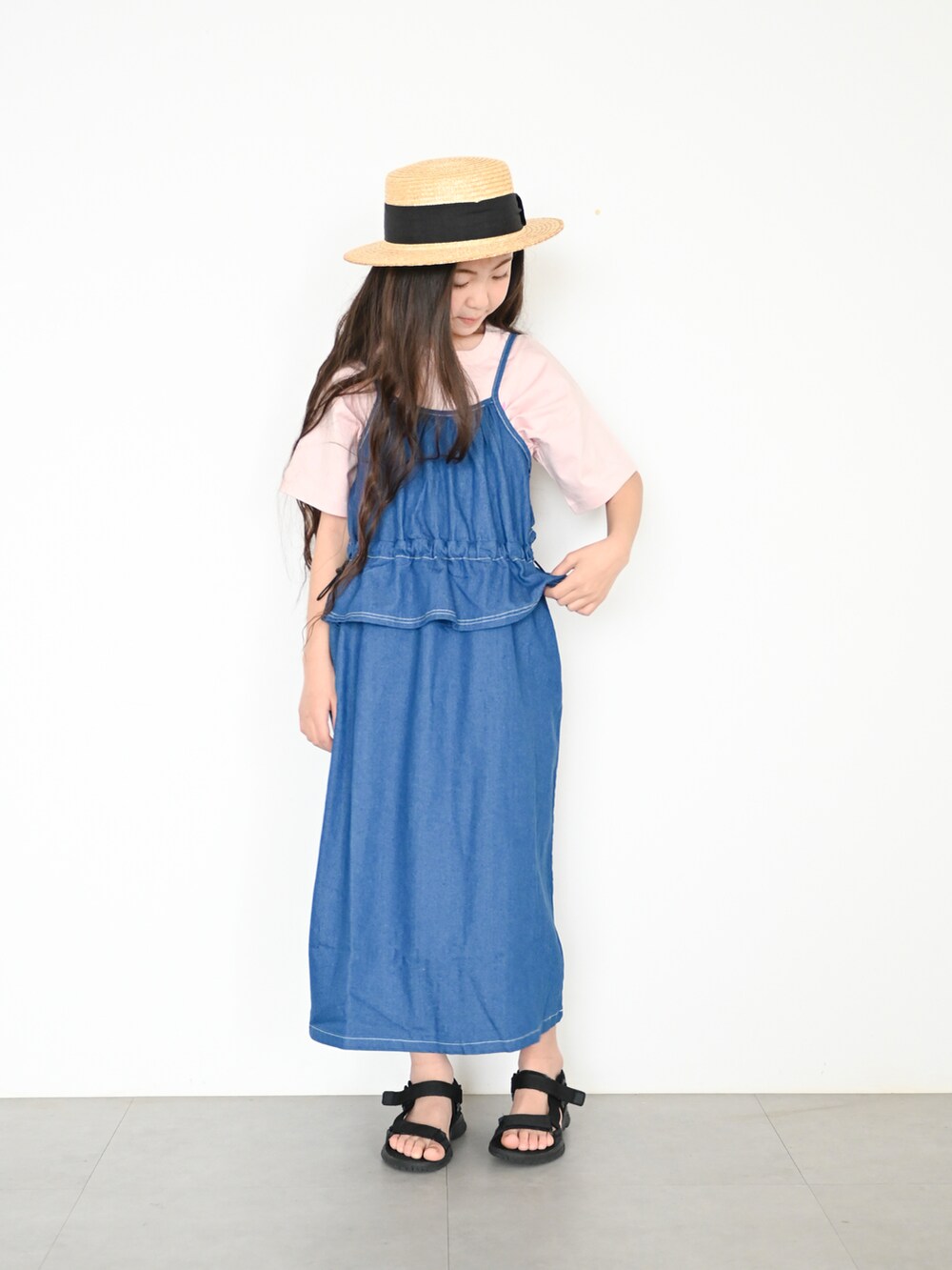 ブルー系のワンピース、ブラック系のサンダルを着用したキッズの春コーディネートの2枚目の写真