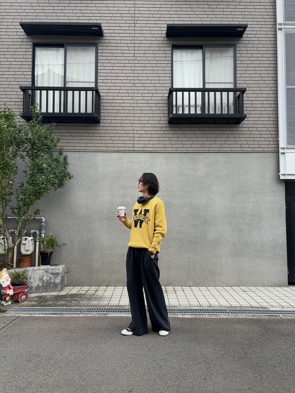 「セーター、スウェットパンツ、スニーカー、春服、春服コーデ、ゆるコーデ、デートコーデ、キレイめカジュアル、ノームコア、ストリートシック、大人カジュアル、古着MIX、古着コーデ、古着男子、おしゃれさんと繋がりたい」｜「BAYFLOWのアイテム（ニット/セーター、イエロー系）」を使った、ヒロさん（メンズ・177cm）の春コーディネートの2枚目の写真