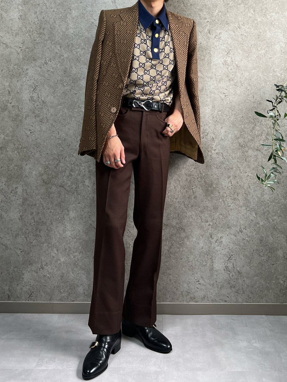 ブラウン系のテーラードジャケット、ブラウン系のポロシャツ、ブラウン系のショルダーバッグを着用したメンズの秋コーディネートの4枚目の写真