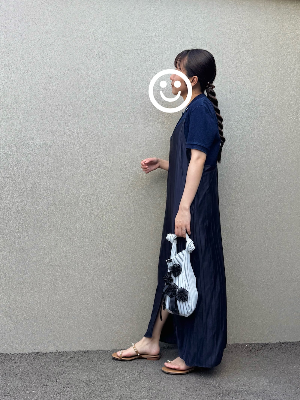 イエロー系のサンダル、グレー系のバッグ、ブルー系のワンピースを着用したレディースの夏コーディネートの2枚目の写真