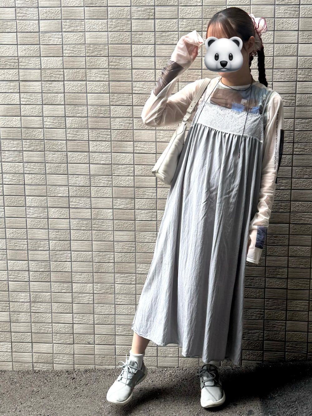 グレー系のワンピース、ホワイト系のTシャツ/カットソー、グレー系のスニーカーを着用したレディースの夏コーディネートの2枚目の写真