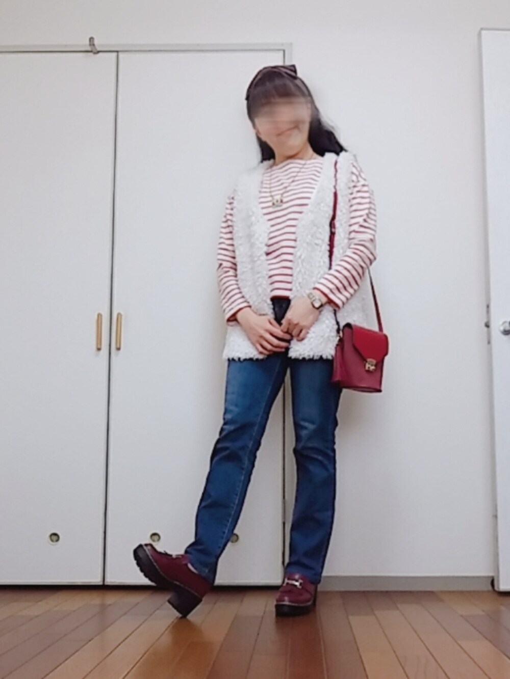 「おそろであそぼ、秋ルック紹介するよ、ボーダートップス、アースミュージック&エコロジー、しまむら、ファーベスト、ヘアバンド、カジュアルコーデ、アプレジュール」|「earth music&ecologyのボーダーボーダーボートネックプルオーバー *(Tシャツ/カットソー、レッド系)」を使った、◌̥*⃝ きぬ 🐾 さん(レディース・156cm)の秋コーディネートの3枚目の写真