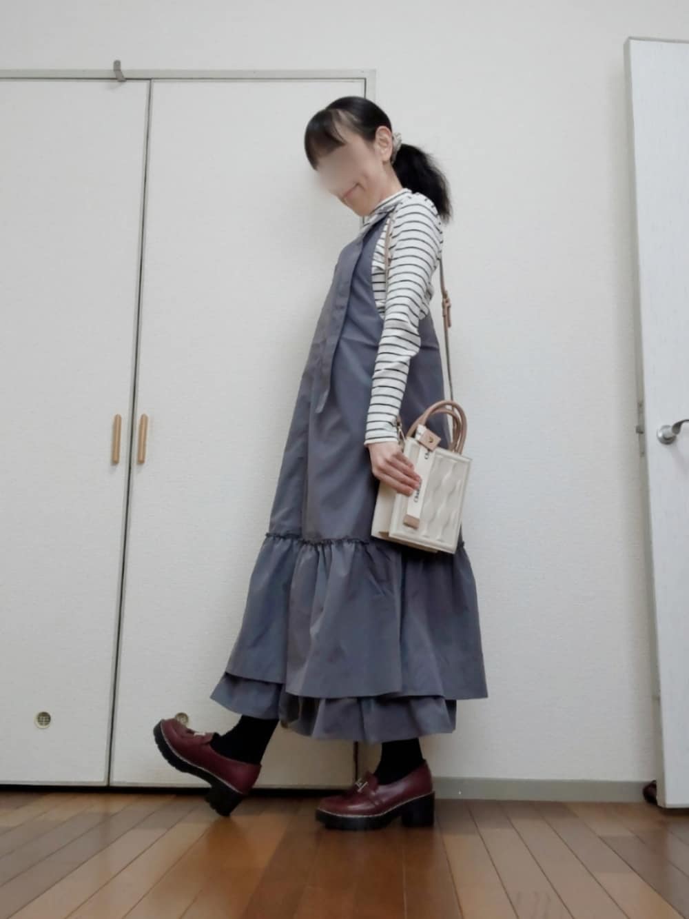 「ジャンパースカート、ティアードワンピース、アースミュージック＆エコロジー、ボーダートップス、UNIQLO、アプレジュール、shein、ショルダーバッグ」｜「earth music&ecologyのティアードフリルジャンスカ（ワンピース、グレー系）」を使った、◌̥*⃝ きぬ　🐾　さん（骨格ウェーブ・レディース・156cm）の冬コーディネートの2枚目の写真