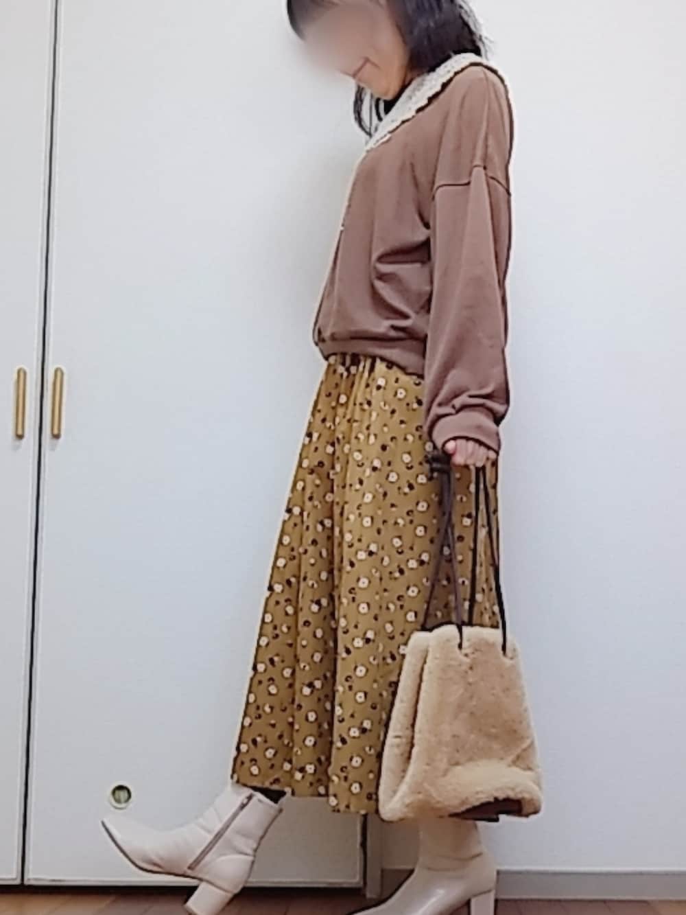 ブラウン系のTシャツ/カットソー、その他のスカート、ベージュ系のバッグを着用したレディースの秋コーディネートの2枚目の写真