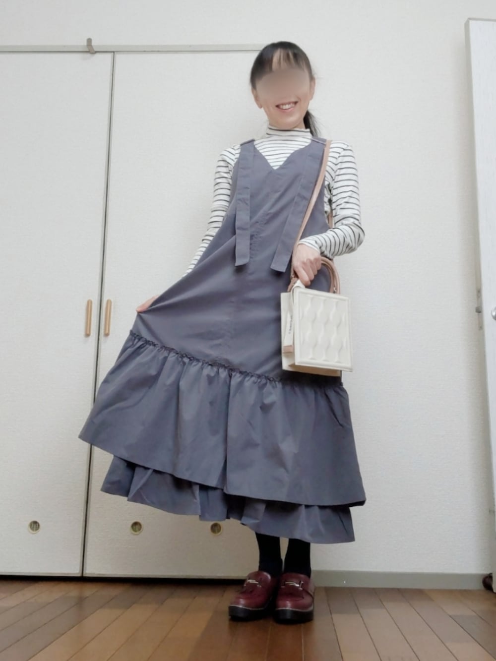 「ジャンパースカート、ティアードワンピース、アースミュージック＆エコロジー、ボーダートップス、UNIQLO、アプレジュール、shein、ショルダーバッグ」｜「earth music&ecologyのティアードフリルジャンスカ（ワンピース、グレー系）」を使った、◌̥*⃝ きぬ　🐾　さん（骨格ウェーブ・レディース・156cm）の冬コーディネートの3枚目の写真