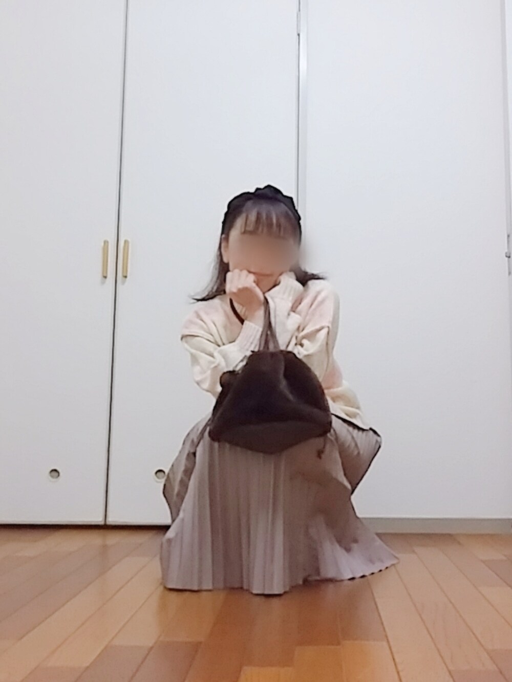 「チョコレートフェス、しまむら、GRL、プリーツスカート、フェイクレザースカート、ファーバッグ、グラデーションニット、ヘアバンド、アプレジュール、ショートブーツ、淡色コーデ」｜「Harrissのアイテム（バッグ、ブラウン系）」を使った、◌̥*⃝ きぬ　🐾　さん（レディース・156cm）の冬コーディネートの3枚目の写真
