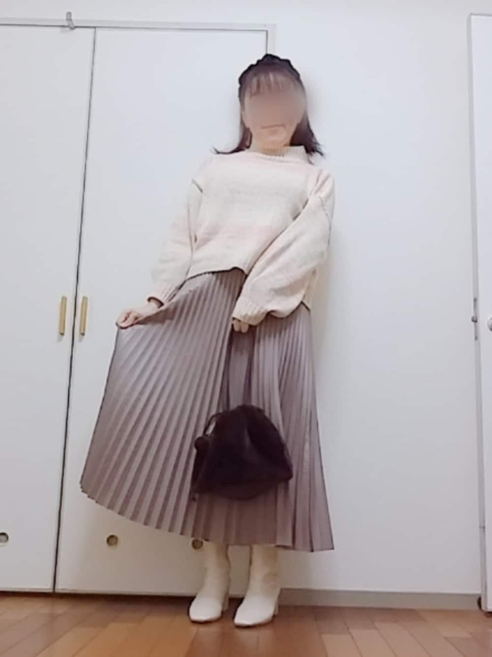 「チョコレートフェス、しまむら、GRL、プリーツスカート、フェイクレザースカート、ファーバッグ、グラデーションニット、ヘアバンド、アプレジュール、ショートブーツ、淡色コーデ」｜「Harrissのアイテム（バッグ、ブラウン系）」を使った、◌̥*⃝ きぬ　🐾　さん（レディース・156cm）の冬コーディネートの2枚目の写真