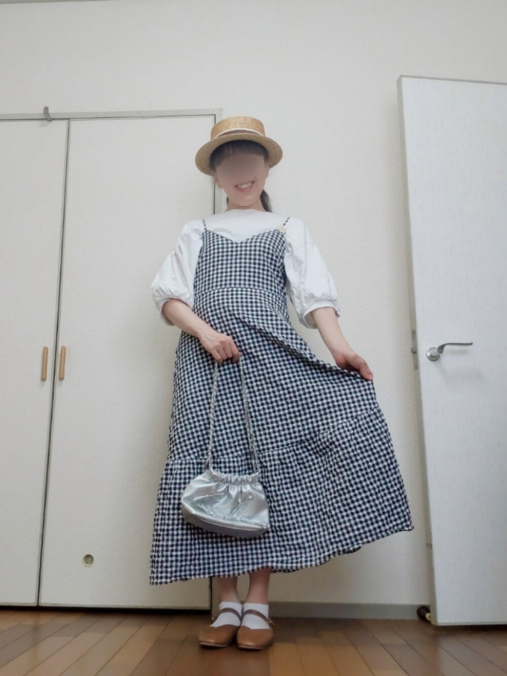 ブラック系のワンピース、ホワイト系のTシャツ/カットソー、シルバー系のショルダーバッグを着用したレディースの夏コーディネートの3枚目の写真