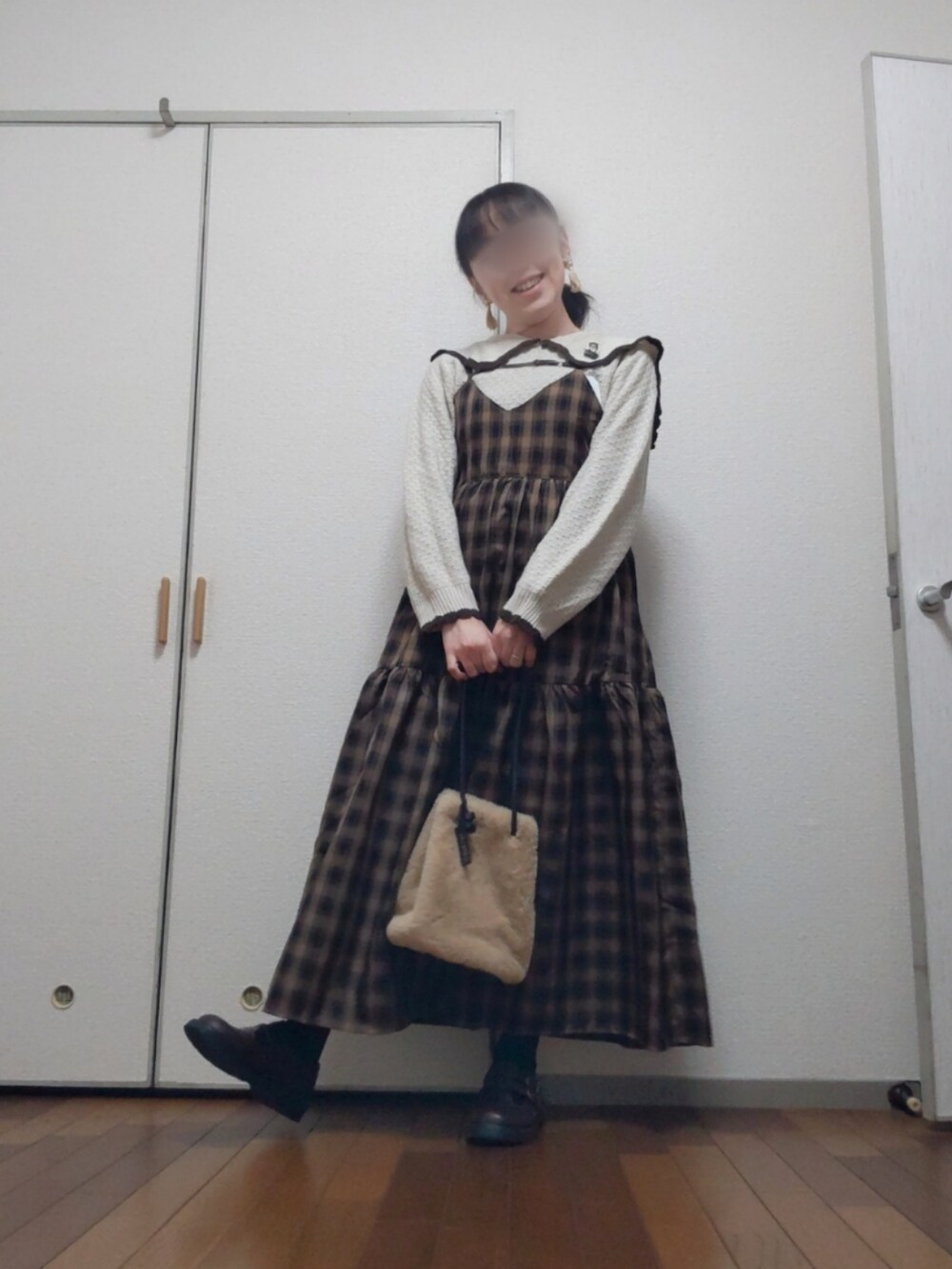 「ワンピース、チェックワンピース、ダブルクローゼット、ブラウンコーデ、セーラーカラー、tetoの森のおしゃれさん、ファーバッグ、イヤリング」｜「w closetの【SETアイテム】ボリュームスリーブボレロ&キャミワンピース（ワンピース、ベージュ系）」を使った、◌̥*⃝ きぬ　🐾　さん（レディース・156cm）の冬コーディネートの3枚目の写真