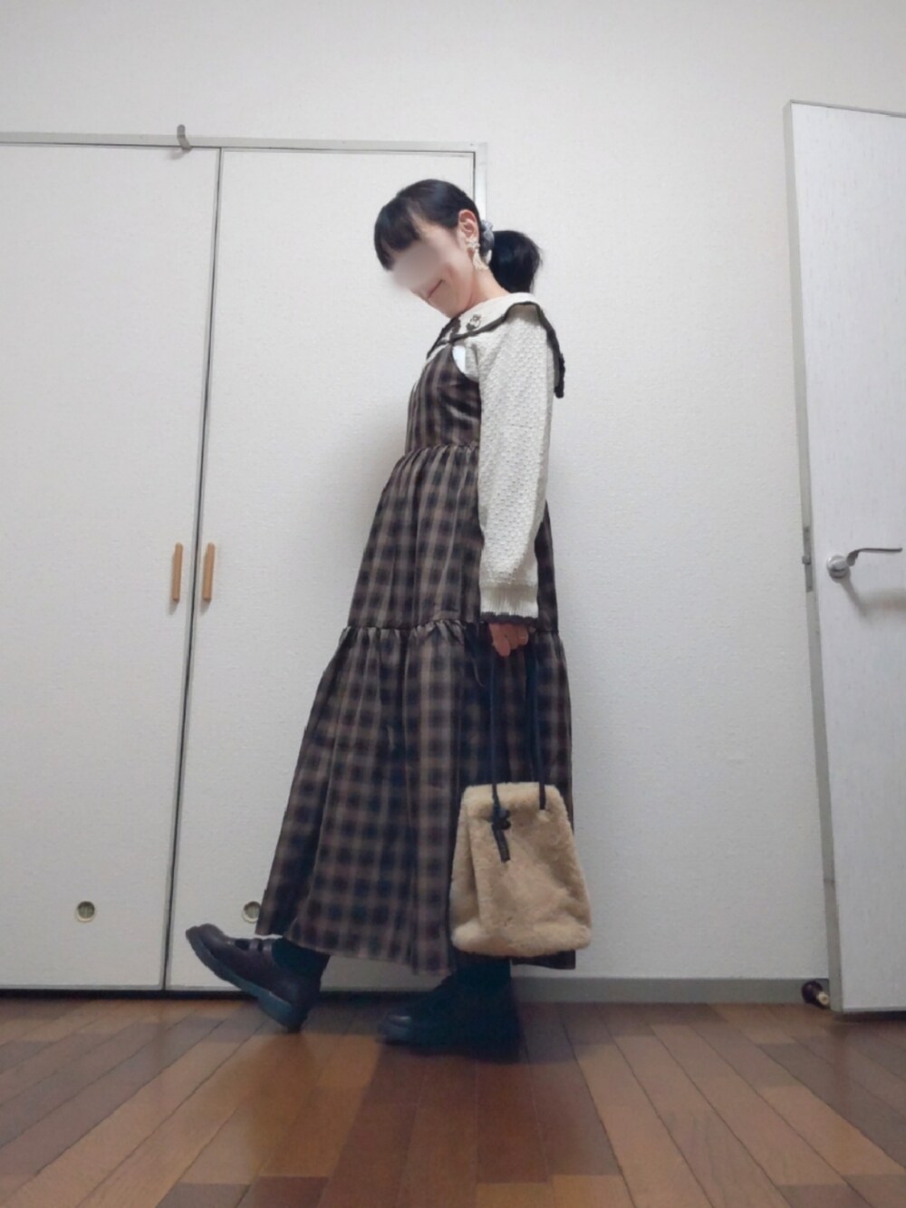 「ワンピース、チェックワンピース、ダブルクローゼット、ブラウンコーデ、セーラーカラー、tetoの森のおしゃれさん、ファーバッグ、イヤリング」｜「w closetの【SETアイテム】ボリュームスリーブボレロ&キャミワンピース（ワンピース、ベージュ系）」を使った、◌̥*⃝ きぬ　🐾　さん（レディース・156cm）の冬コーディネートの2枚目の写真