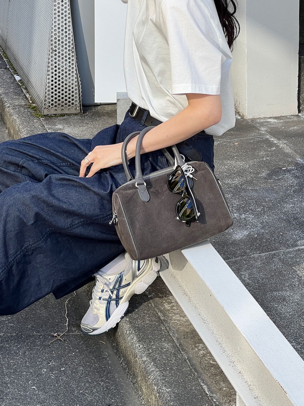 グレー系のボストンバッグを着用したレディースの夏コーディネートの2枚目の写真
