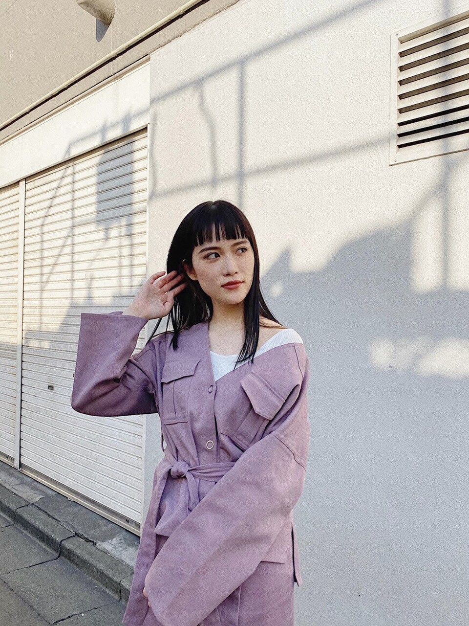 「#キレイめ、2020ss、murua、春カラー、#春服、#murua、#ムルーア、#ファッション、セットアップ、ノーカラーガウンジャケット、シルバーボタンタイトスカート、ピンクコーデ、#シルバーボタンタイトスカート、#ノーカラーガウンジャケット、#ピンク」｜「MURUAのシルバーボタンタイトスカート【セットアップ着用可能】（スカート、パープル系）」を使った、金澤 葵さん（レディース・158cm）の春コーディネートの2枚目の写真