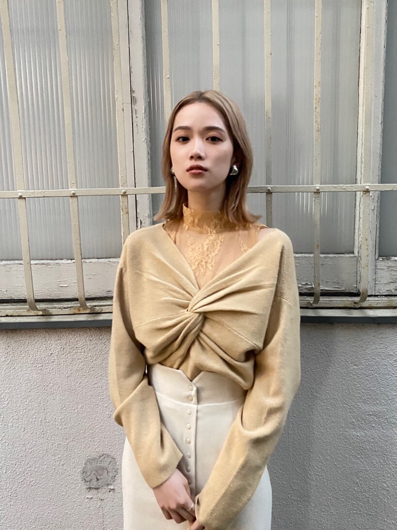「#キレイめ、murua、#murua、#ムルーア、#ファッション、#今日のコーデ、#murua_by_staff、#ワントーンコーデ、murua_snap、2021SS、春コーデ、春カラー、#春服、#春ニット、recommend item」｜「MURUAのアミメッシュヒール（パンプス、ホワイト系）」を使った、金澤 葵さん（レディース・158cm）の冬コーディネートの2枚目の写真