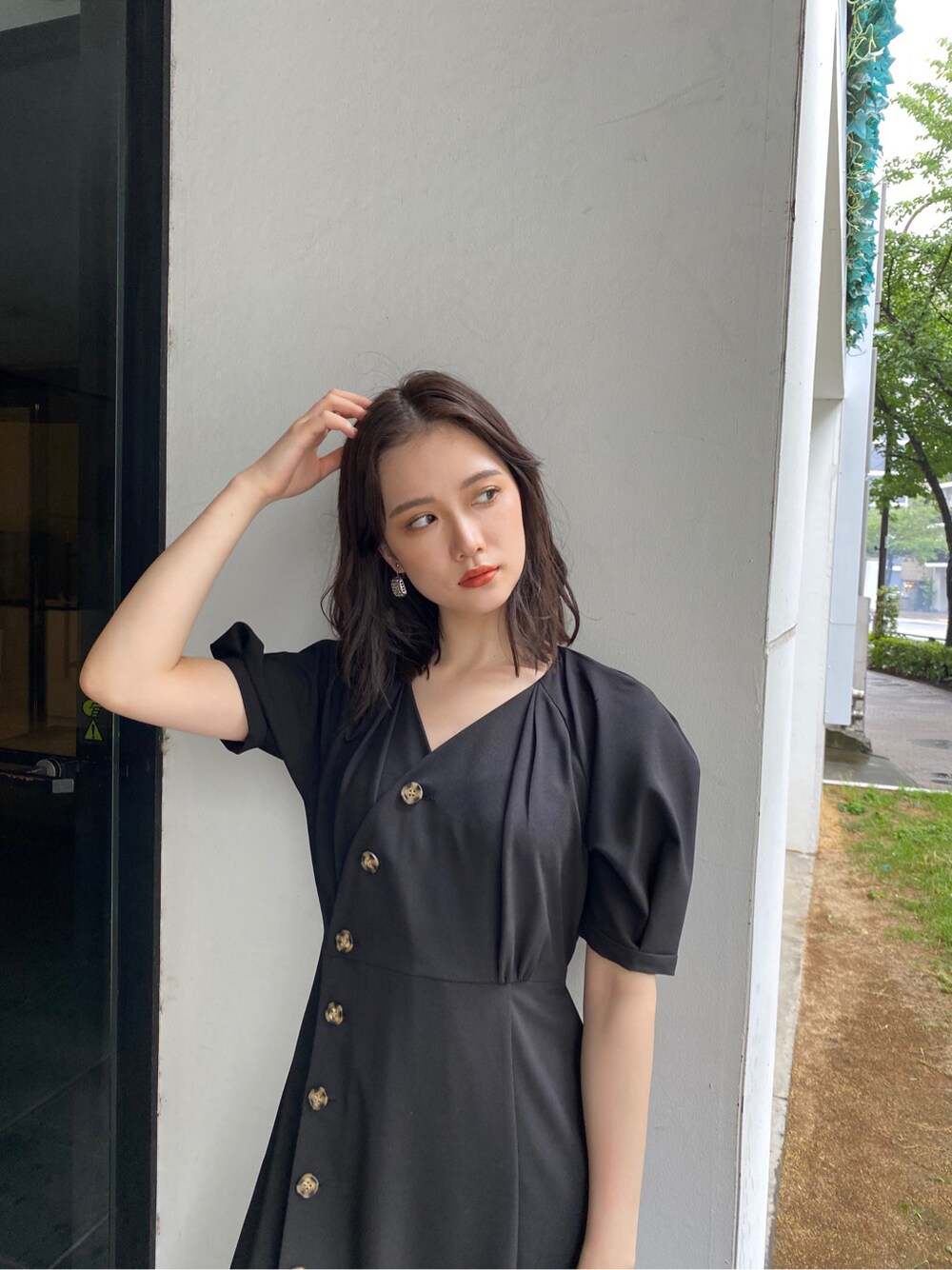「#キレイめ、2020ss、murua、#murua、#ムルーア、#ファッション、#今日のコーデ、ロングワンピース、カシュクール、#ワンピース、#羽織、#ロングシャツ、#カシュクール、ワンピース、#murua_by_staff」｜「MURUAのボリュームスリーブワンピース（ワンピース、ブラック系）」を使った、金澤 葵さん（レディース・158cm）の夏コーディネートの3枚目の写真