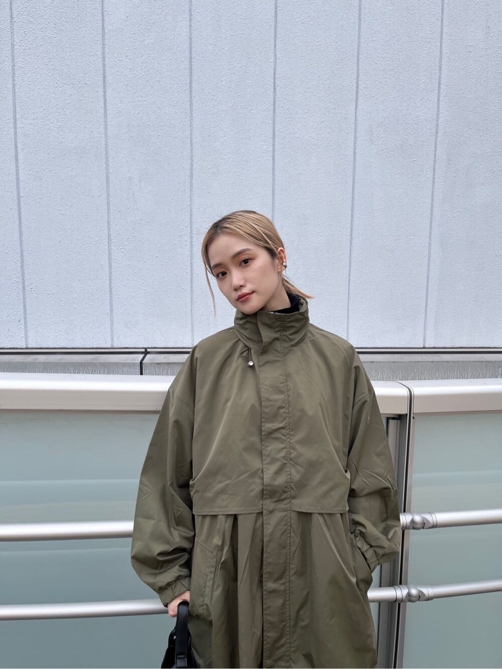 「MURUAのルーズネックミニマルタートル（ニット/セーター、ブラック系）」を使った、金澤 葵さん（レディース・158cm）の秋コーディネートの6枚目の写真