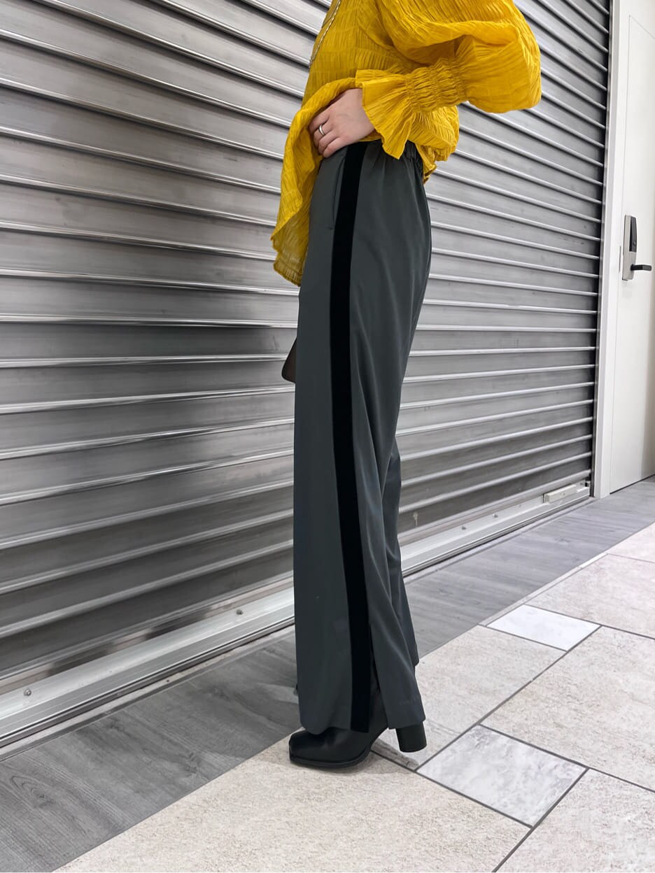 「大人フェミニン、ラインパンツ、ブルベ、ハイトーン、モード系ファッション、#キレイめ、#ムルーア、個性派、#ワイドパンツ、モード、ハイトーンボブ、murua、#今日のコーデ、大人カジュアル、フェミニンモード」｜「MURUAの2WAYワッシャーボリュームブラウス（シャツ/ブラウス、イエロー系）」を使った、金澤 葵さん（レディース・158cm）の夏コーディネートの7枚目の写真