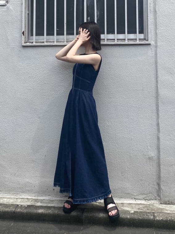 「#キレイめ、murua、#murua、#ムルーア、#ファッション、#今日のコーデ、#murua_by_staff、#ワントーンコーデ、トレンド、murua_snap、デニムコーデ、デニムワンピース、デニムマキシワンピース、ショルダーカバータンクトップ、＃murua×SHAKAコラボ」｜「SHAKAの【MURUA×SHAKA】ウィークエンダープラットフォームサンダル（サンダル、ブラック系）」を使った、金澤 葵さん（レディース・158cm）の夏コーディネートの4枚目の写真