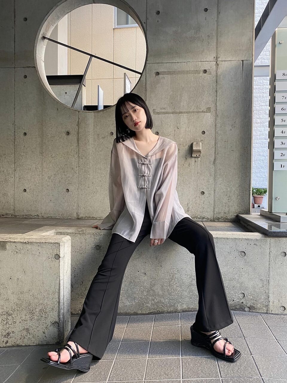 ホワイト系のシャツ/ブラウス、ブラック系のその他パンツを着用したレディースの秋コーディネートの5枚目の写真