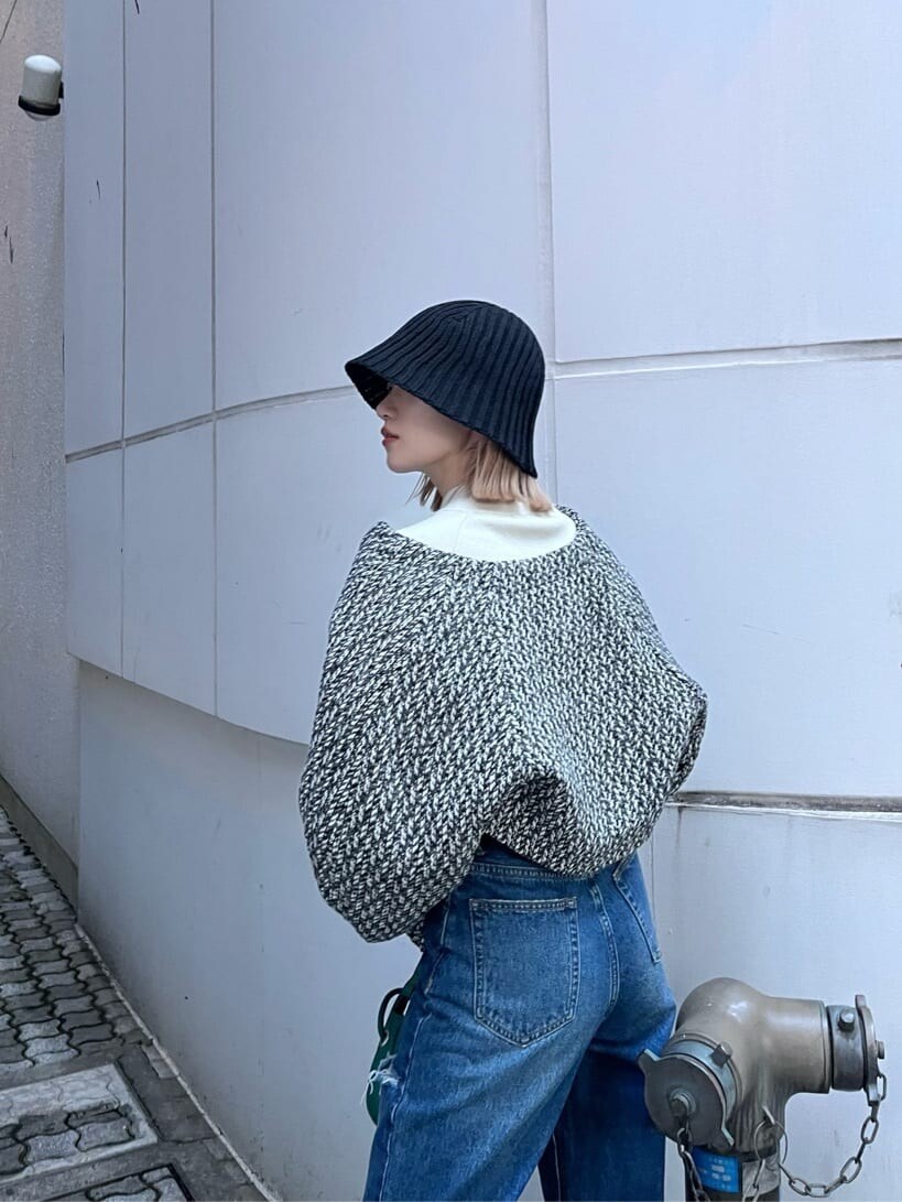 「今季トレンド、#murua_by_staff、#キレイめ、ハイトーン、パンツコーデ、murua_snap、#今日のコーデ、#ファッション、バケハ、着回し、#murua、デニムコーデ、ハイトーンボブ、ショートアウター、#バケットハット」｜「MURUAのアシメカットカラーパンツ（デニムパンツ、ブルー系）」を使った、金澤 葵さん（レディース・158cm）の夏コーディネートの7枚目の写真