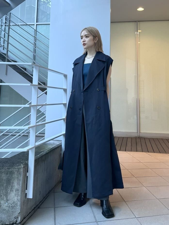 「#キレイめ、#murua_by_staff、#murua、トレンチコート、カジュアルコーデ、murua_snap、#ムルーア、着回しコーデ、着回し、#今日のコーデ、カジュアル、murua、#ファッション、ハイトーンボブ、#ワントーンコーデ」｜「MURUAのバックオープンアシメニットタンク（タンクトップ、ブルー系）」を使った、金澤 葵さん（レディース・158cm）の夏コーディネートの2枚目の写真